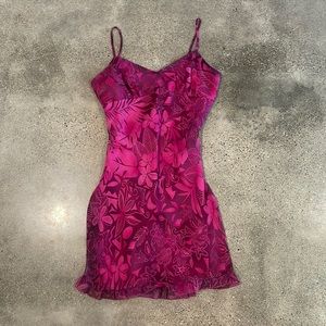 Magenta summer dress with Hawaiian flower pattern 🌺